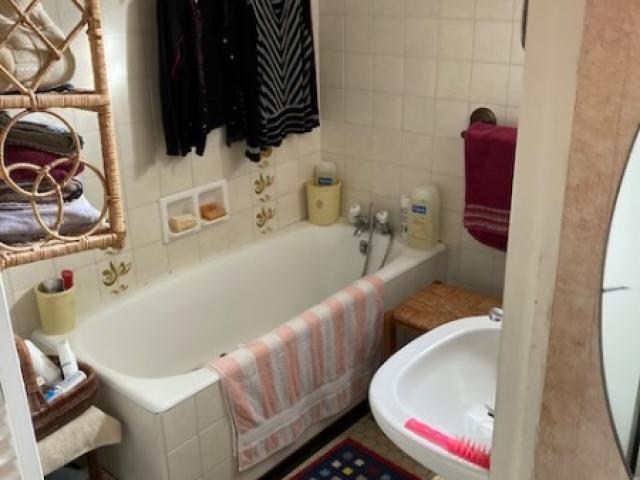 Réfection d'une salle de bain avec baignoire en salle d'eau adaptée - Avant