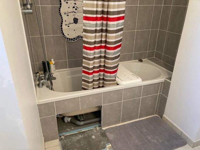 Remplacement d'une baignoire par une douche sécurisée sur Nantes - Avant