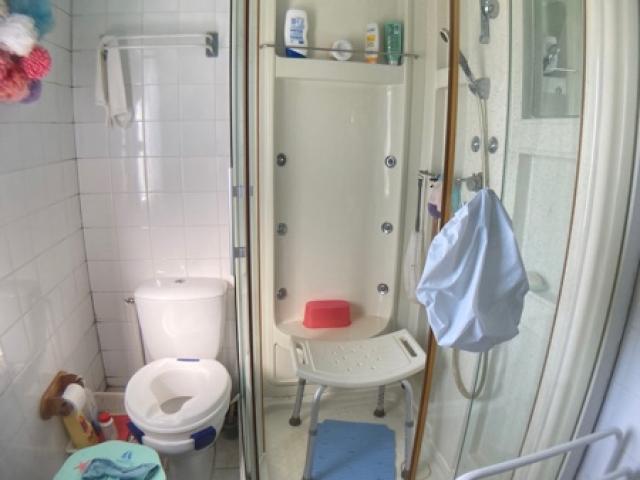 Remplacement d'une cabine de douche par une douche sécurisée - Avant