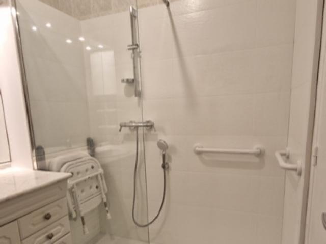Douche Haute Blanche en niche  en remplacement d'une baignoire à La Baule - Apres
