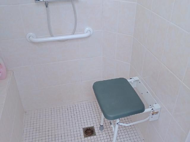 Pose d'un siège de douche et d'une barre de maintien sur Nantes