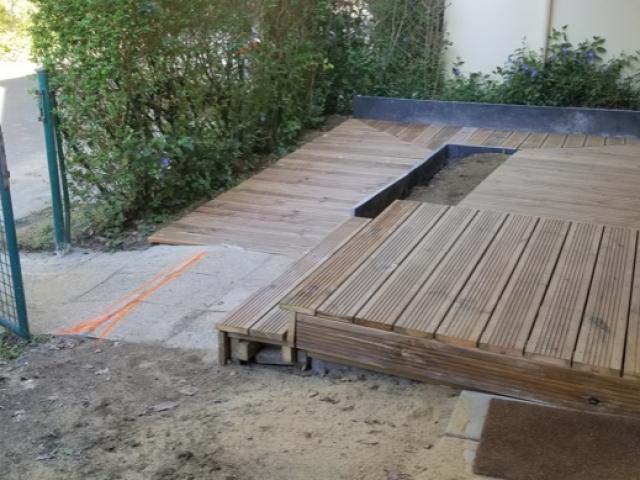 Création d'une rampe d'accès extérieure en bois sur-mesure à Nantes - Apres