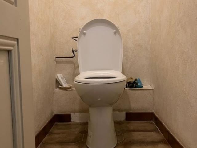 Remplacement de toilettes standard  par des toilettes surélevées