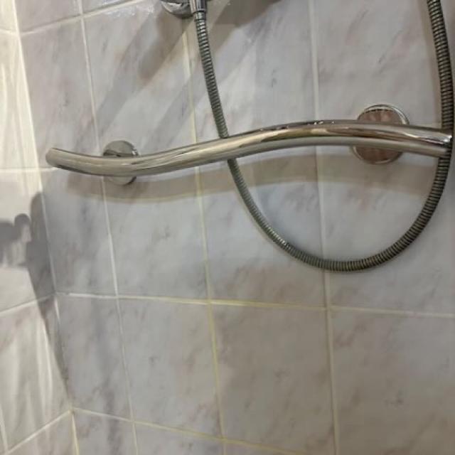 Pose d'une barre d'appui design sur Nantes dans douche à l'italienne