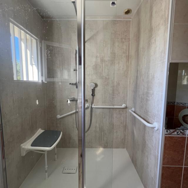 Remplacement d'une baignoire par une douche sécurisée avec un siège large