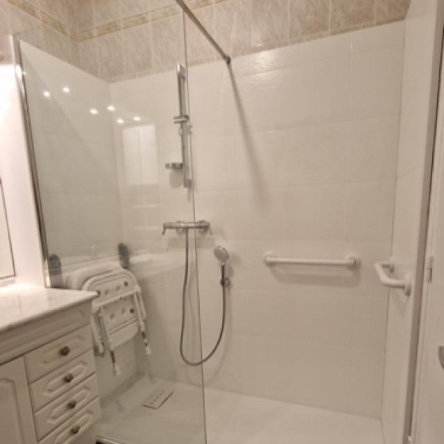 Douche Haute Blanche en niche  en remplacement d'une baignoire à La Baule