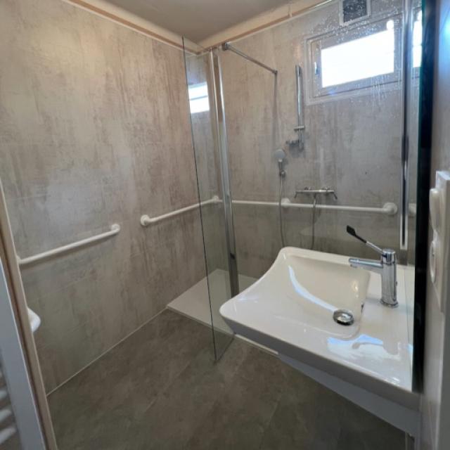 Réfection d'une salle de bain avec baignoire en salle d'eau adaptée