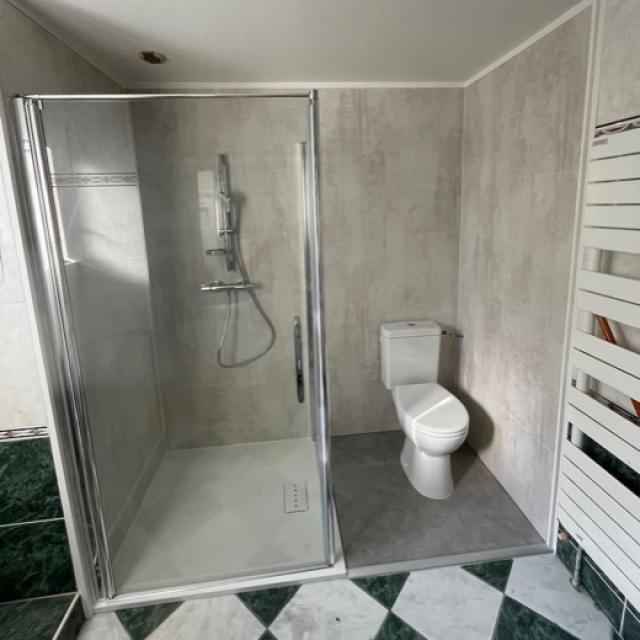 Remplacement d'une baignoire par une douche et des toilettes surélevées sur Issé