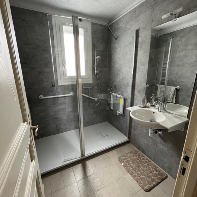 Toute une salle bain refaite et sécurisée sur Couëron