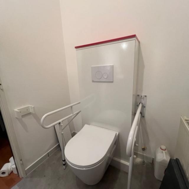 Pose d'un WC surélevé suspendu avec des barres de maintien sur pied à Nantes